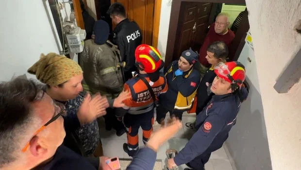 Avcılar'da 13 köpeğiyle yaşadığı dairede uyuyakaldı; itfaiye kapıyı kırınca uyandı